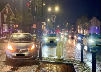 A car has crashed into a bollard on Broad Street, Wokingham. Traffic is currently unable to turn into Rectory Road when coming from Broad Street