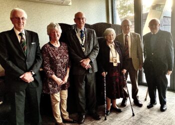 Wokingham Probus question master Geoff (left) with quiz winners Val Briault, John Briault (Club Chair), Nina Preston, David Hunter and Fred Preston. Picture: Wokingham Probus