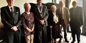 Wokingham Probus question master Geoff (left) with quiz winners Val Briault, John Briault (Club Chair), Nina Preston, David Hunter and Fred Preston. Picture: Wokingham Probus