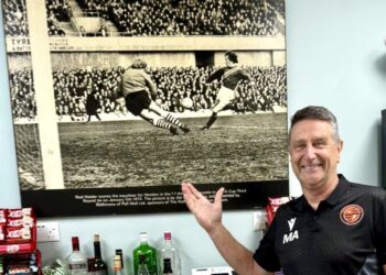 Mark Ashwell with the photo of Ron Haider.