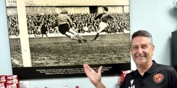 Mark Ashwell with the photo of Ron Haider.