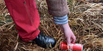 Picking up litter is an act of kindness Picture:Damnjanovic from Pixabay