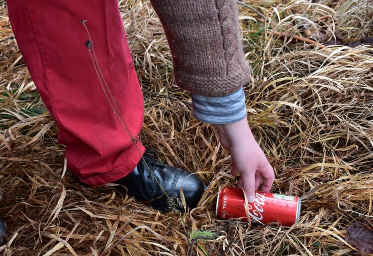 Picking up litter is an act of kindness Picture:Damnjanovic from Pixabay