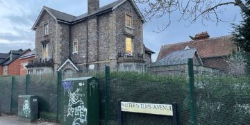 Western Elms Surgery off Oxford Road in Reading now has fences to deter trespassers. Credit: James Aldridge, Local Democracy Reporting Service