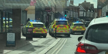 Thames Valley Police is continuing to deal with an incident taking place in central Wokingham which is causing major disruption today (Tuesday, April 21.)