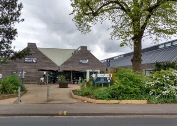 The Oakwood Centre in Headley Road, Woodley. Credit: James Aldridge, Local Democracy Reporting Service.