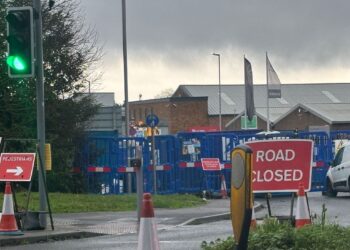 The road closure in Bennet Road at its junction with the A33 Basingstoke Road in Reading. Credit: James Aldridge, Local Democracy Reporting Service