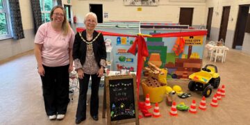 Branch owner Rachael Thompson.anf the mayor.