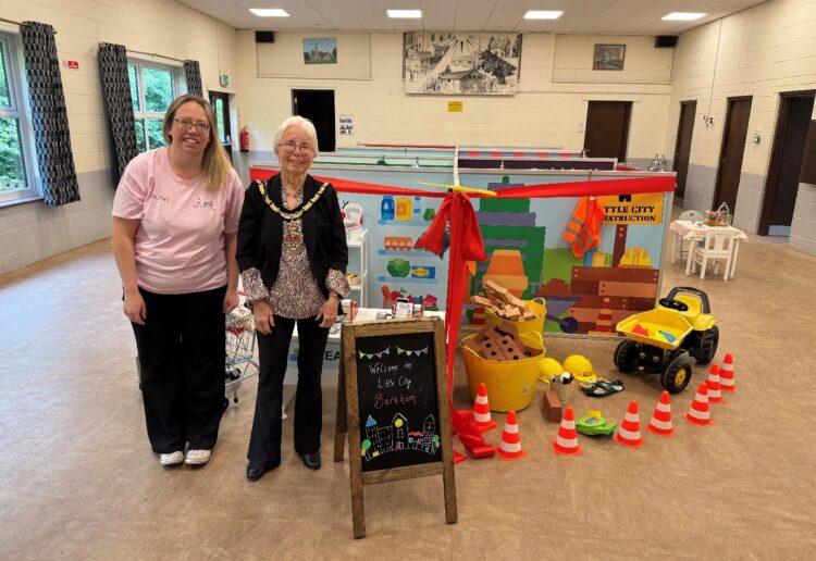 Branch owner Rachael Thompson.anf the mayor.