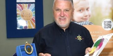 Peter Hopkins from Berkshire Freemasons being shown some of the work and therapeutic aids used in sessions by Martin, a BB4K Support Worker. Picture BF