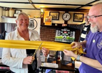 Carol Williams, publican of The Queens Head and Simon Grist, BSE Wokingham Ale Trail organiser.