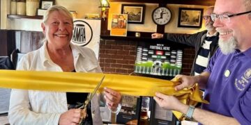 Carol Williams, publican of The Queens Head and Simon Grist, BSE Wokingham Ale Trail organiser.