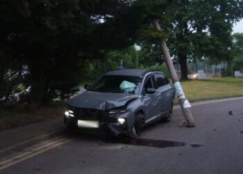 A photo of a Hyundai SUV apparently involved in a crash with a lamppost at Shepherds Hill in Woodley. Credit :Peter Wheat