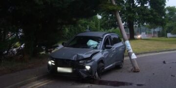 A photo of a Hyundai SUV apparently involved in a crash with a lamppost at Shepherds Hill in Woodley. Credit :Peter Wheat