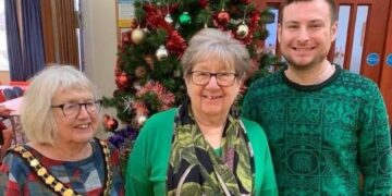 Elaine Chalmers-Brown (centre) with cllr Jenny Penfold (l) and MP Peter Swallow (r) (Image: Jennie Green)