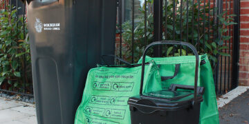 To help reduce smells and keep containers tidy in the heat, please keep bin lids closed and make sure food waste is securely wrapped or sealed.