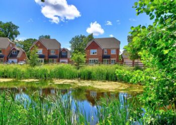 Lakeside living situated just a mile from Wokingham?s town centre.