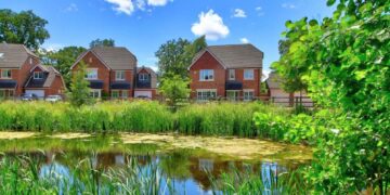 Lakeside living situated just a mile from Wokingham?s town centre.