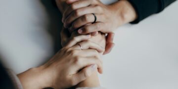Home-Start is looking for kind volunteers to help support local families. Picture: Priscilla Du Preez ca via Unsplash