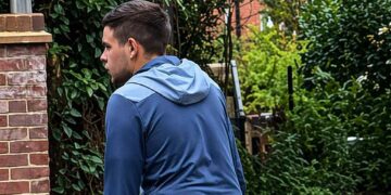 Thames Valley Police said the victim had advertised the electric pedal bike for sale and agreed to let a prospective buyer try it.