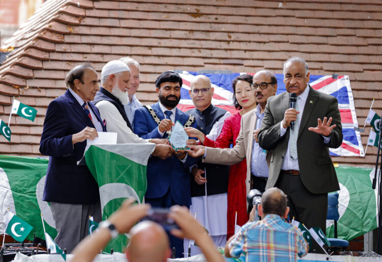 Mian Saleem Senior (right), councillor Amjad Tarar, the deputy Mayor of Reading, Matt Rodda the Labour MP for Reading Central, Yuan Yang, the Labour MP for Earley and Woodley, Dr Ejaz Elahi and others at Pakistan Independence Day celebrations in Reading. Credit: Reading Pakistani Community Centre