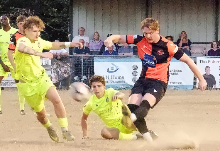 Wokingham Town v Hungerford. Pic: Andrew Batt.